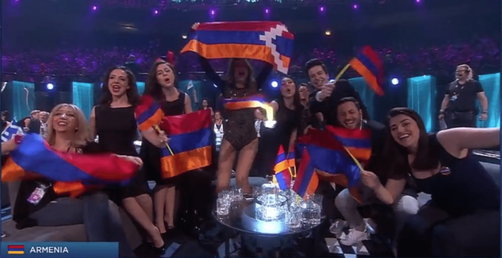 Iveta Mukuchyan mostrando la bandera de Nagorno-Karabakh en Eurovisión 2016