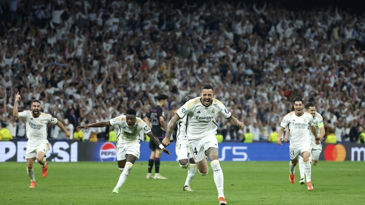El delantero del Real Madrid Joselu (c) celebra su segundo gol durante el encuentro correspondiente a la vuelta de las semifinales de la Liga de Campeones