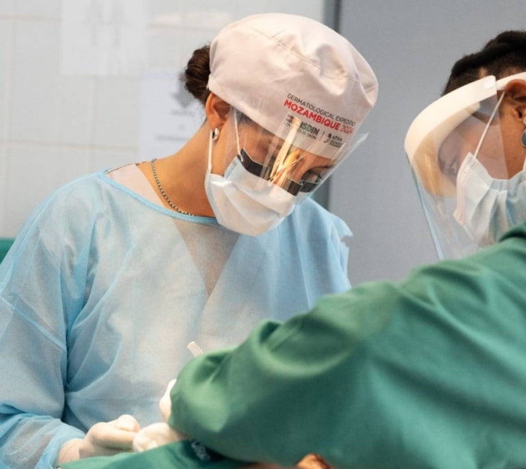 ISDIN realiza 150 cirugías de cáncer de piel a la población con albinismo en su cuarta expedición a Mozambique