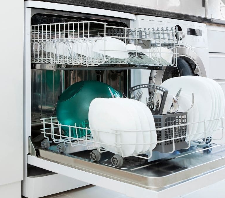 El truco para colocar los platos y vasos en el lavavajillas según los profesionales de limpieza 
