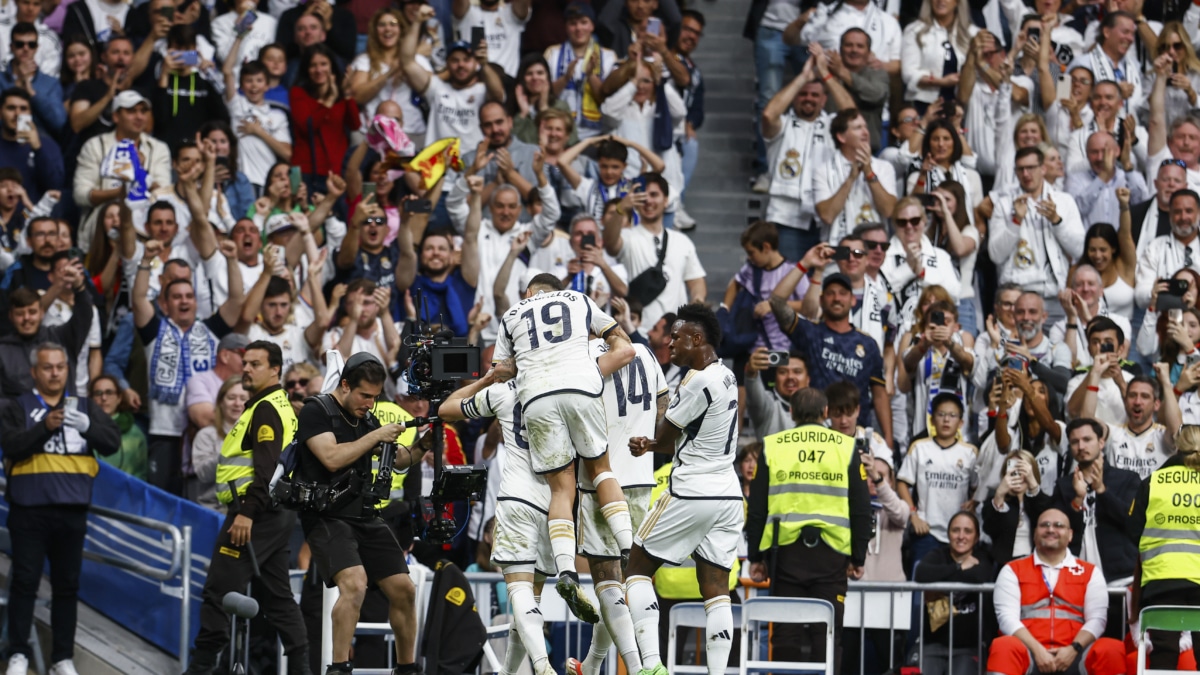 El Real Madrid celebra el gol de Joselu al Cádiz