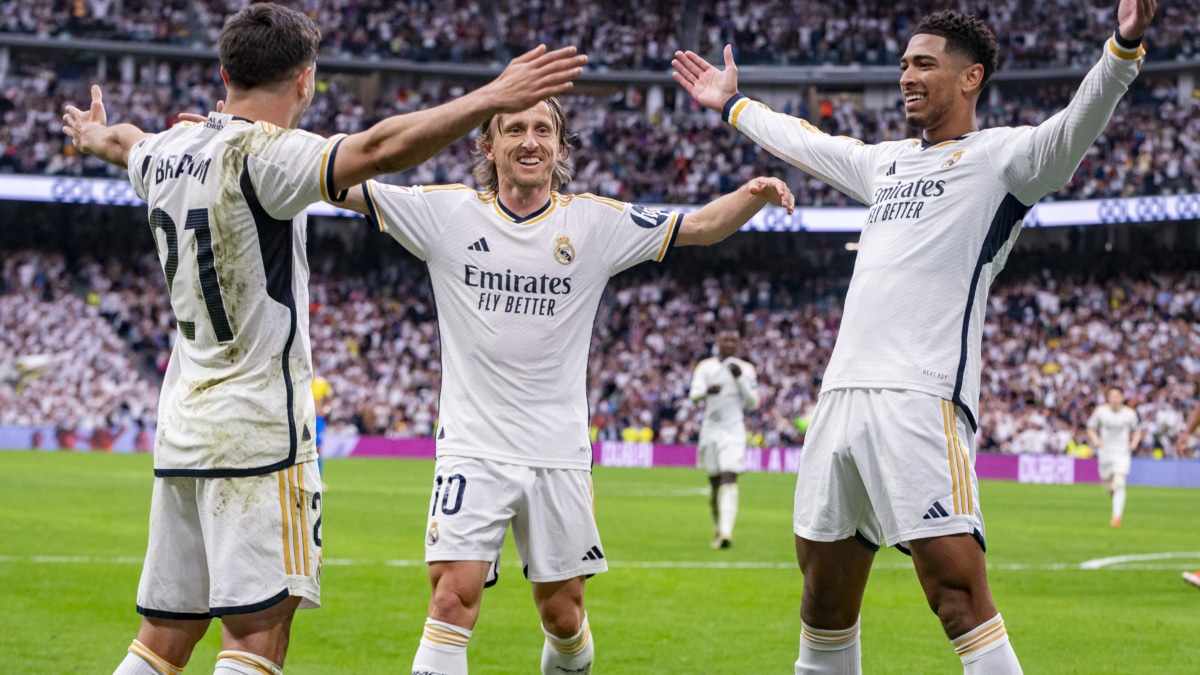 Bellingham celebra su gol al Cádiz con Brahim y Modric