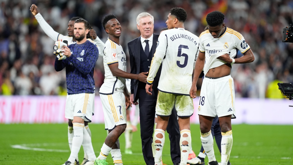 Carlo Ancelotti celebra junto a sus jugadores la victoria del Real Madrid en El Clásico