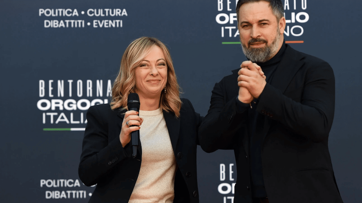 Santiago Abascal en el evento anual de partido de Fratelli d'Italia junto a Giorgia Meloni, en Roma el pasado diciembre