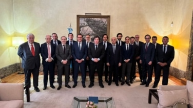 Santander, Telefónica, Naturgy e Iberia reculan tras el choque entre Milei y el Gobierno