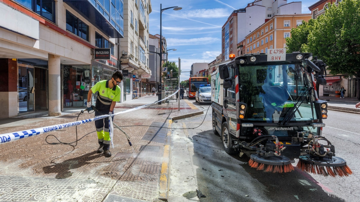 Fotografía del lugar donde un hombre se ha quemado este miércoles, en la avenida del Cid de Burgos (Castilla y León).