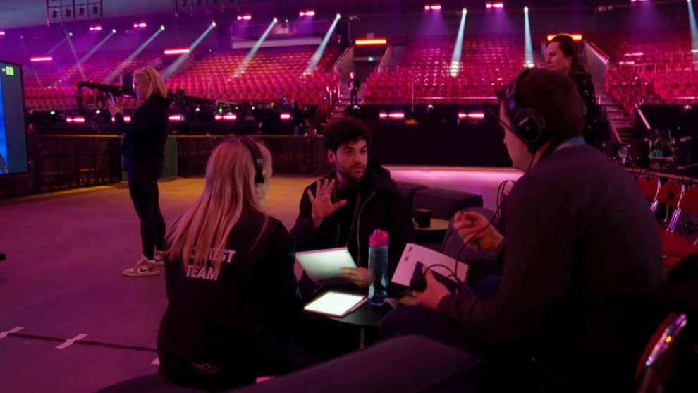 Sergio Jaén dando instrucciones en los ensayos de Irlanda en el escenario de Eurovisión 2024