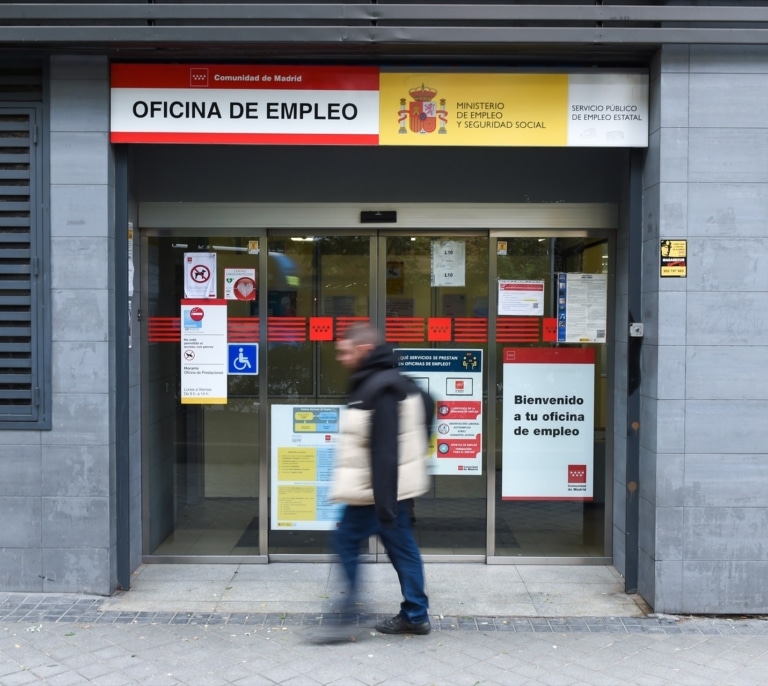 España continúa como líder en desempleo de la OCDE, duplicando la media