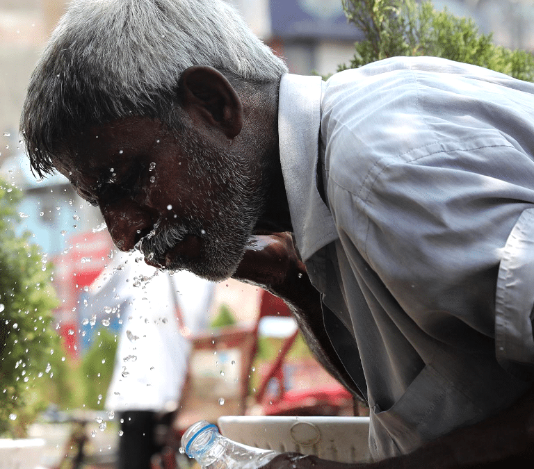 La ola de calor rompe termómetros en la India: 52,3 grados en Nueva Delhi
