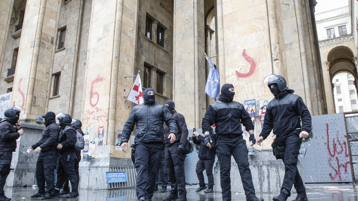 Trifulca entre diputados del Parlamento de Georgia tras la aprobación de la ley de agentes extranjeros