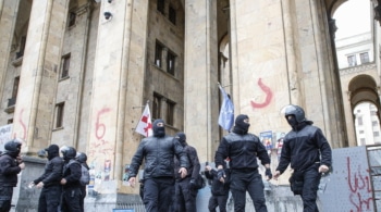 Trifulca entre diputados del Parlamento de Georgia tras la aprobación de la ley de agentes extranjeros