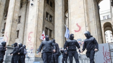 Trifulca entre diputados del Parlamento de Georgia tras la aprobación de la ley de agentes extranjeros