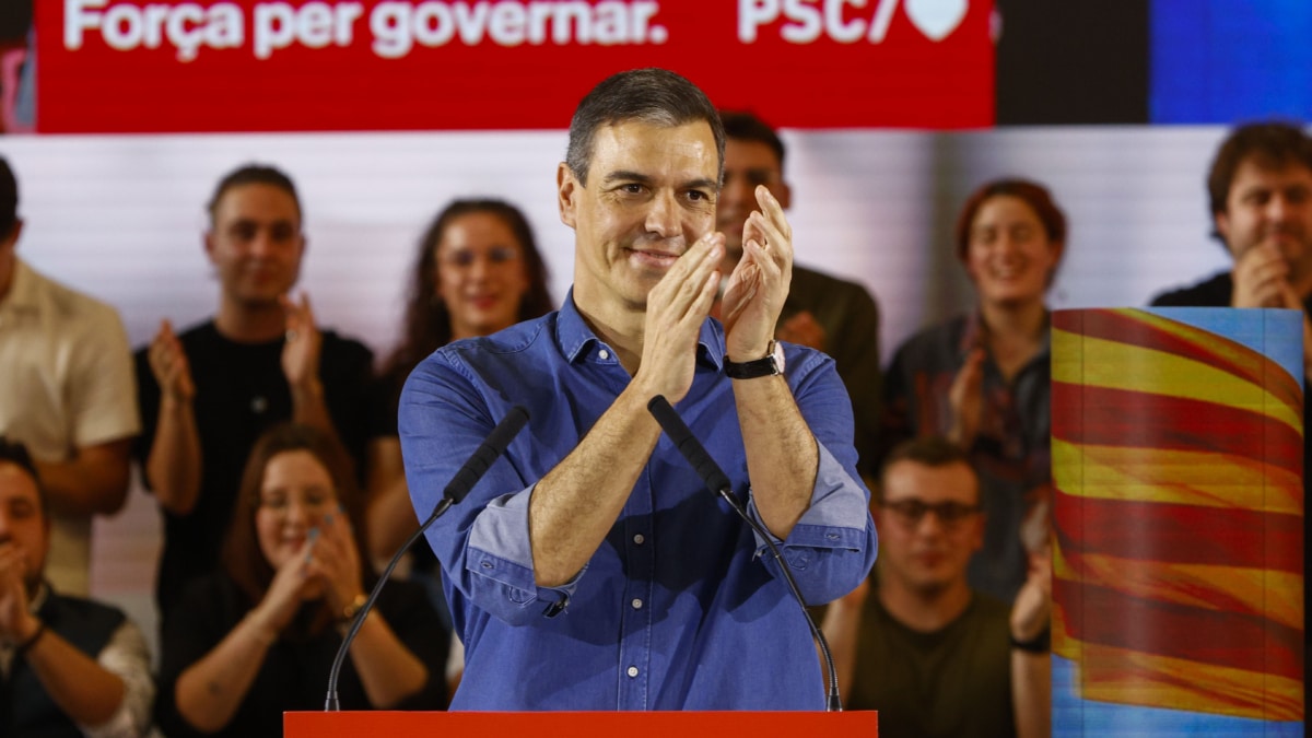 El presidente del Gobierno, Pedro Sánchez, interviene en un acto de campaña del candidato del Partido Socialista Catalán, Salvador Illa, en Sant Boi (Barcelona).