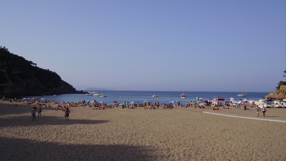 Muere ahogado un joven de 23 años mientras colocaba una boya de amarre de barcos en una playa de Girona