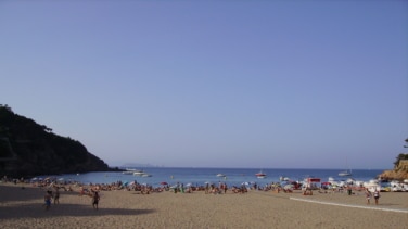Muere ahogado un joven de 23 años mientras colocaba una boya de amarre de barcos en una playa de Girona