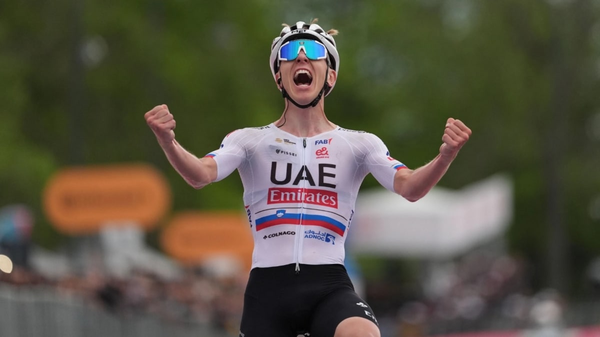 Tadej Pogacar celebra su primera victoria en el Giro de Italia