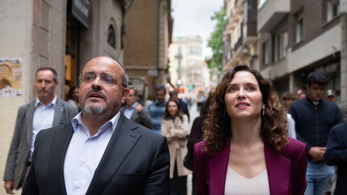 La presidente de la Comunidad de Madrid, Isabel Díaz Ayuso, y el candidato del PP a las elecciones catalanas, Alejandro Fernández, durante un paseo por el barrio de Sarrià, en Barcelona, este lunes