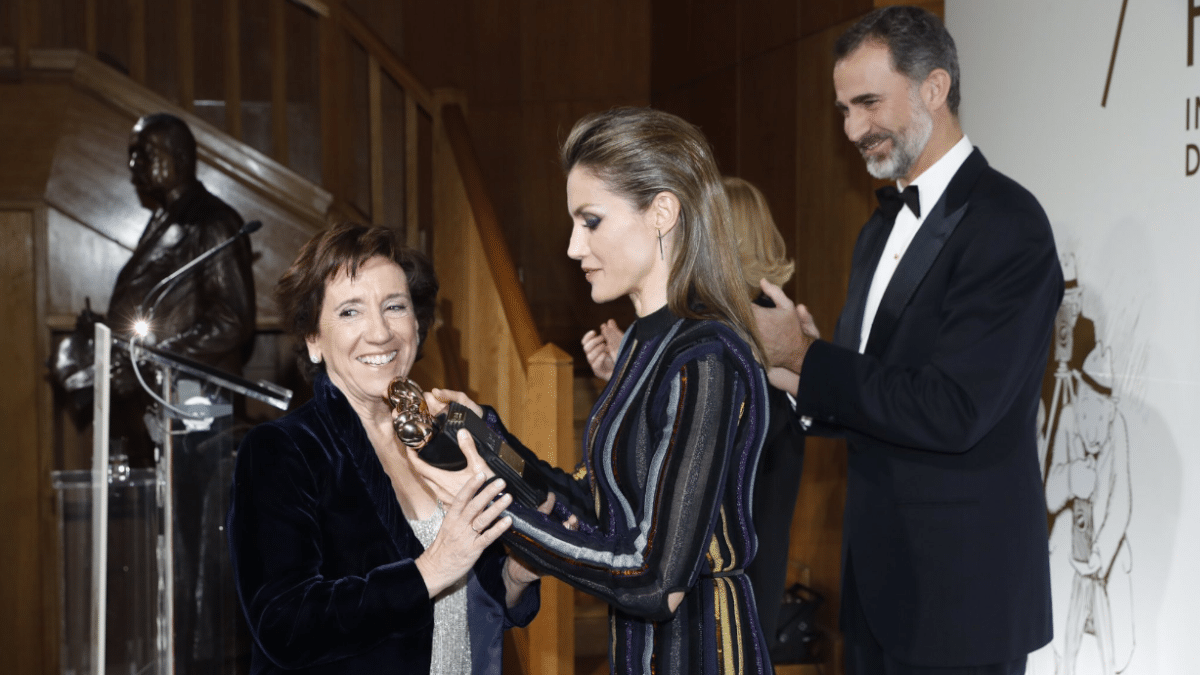 La reina Letizia entrega el premio Luca de Tena a Victoria Prego el 13 de diciembre de 2016 en la Casa de ABC.