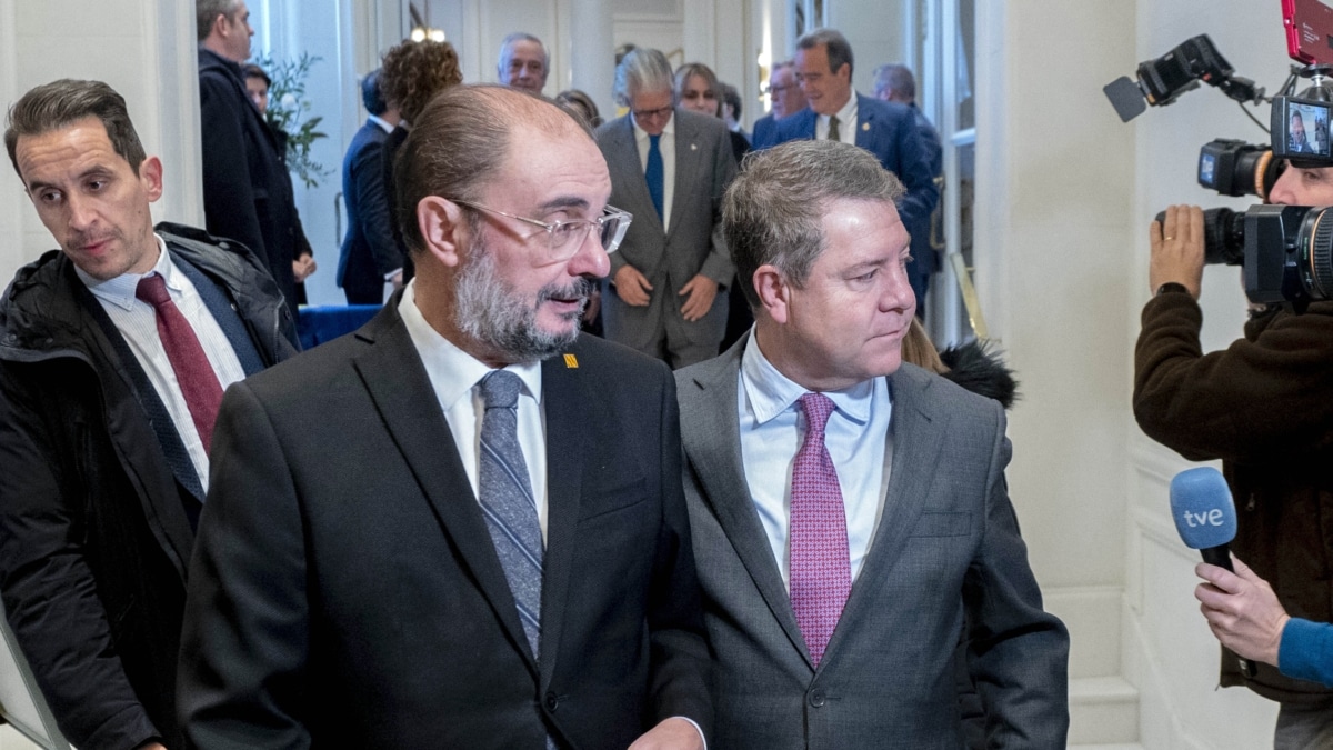 El presidente de Aragón, Javier Lambán (i), y el presidente de Castilla-La Mancha, Emiliano García-Page (d), asisten al desayuno informativo del Foro de la Nueva Economía con el presidente de IFRA y del Grupo Henneo, Fernando de Yarza López-Madrazo, en el Hotel Mandarin Oriental Ritz de Madrid