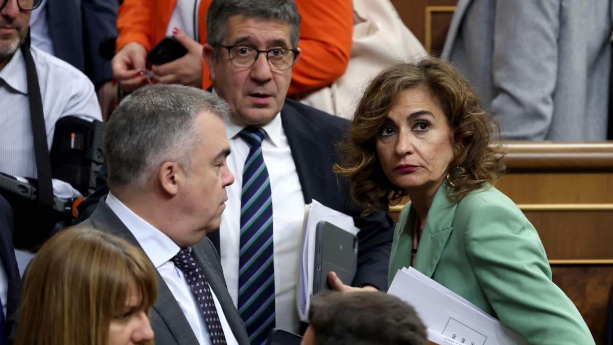 La vicepresidenta primera del Gobierno y ministra de Hacienda, María Jesús Montero (d), y el portavoz del PSOE en el Congreso de los Diputados, Patxi López (c), durante la sesión plenaria del Congreso de los Diputados celebrada este martes en Madrid
