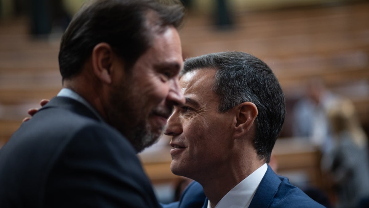 El ministro Óscar Puente (i), saluda al presidente del Gobierno, Pedro Sánchez (d)