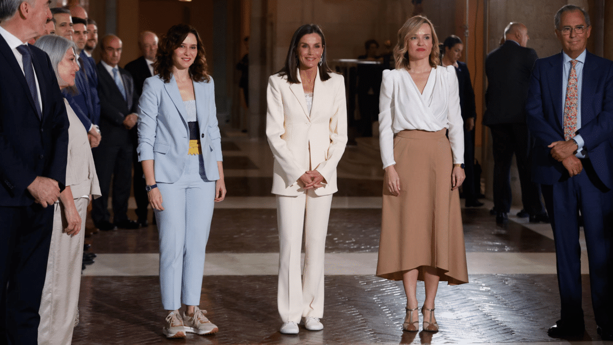 La reina Letizia, acompañada por la presidenta de la Comunidad de Madrid, Isabel Díaz Ayuso, y la ministra de Educación y Formación Profesional, Pilar Alegría, a su llegada este martes al acto de entrega de la 46 edición de los premios SM de Literatura Infantil y Juvenil 'El Barco de Vapor' y 'Gran Angular', en la Casa de Correos de Madrid.