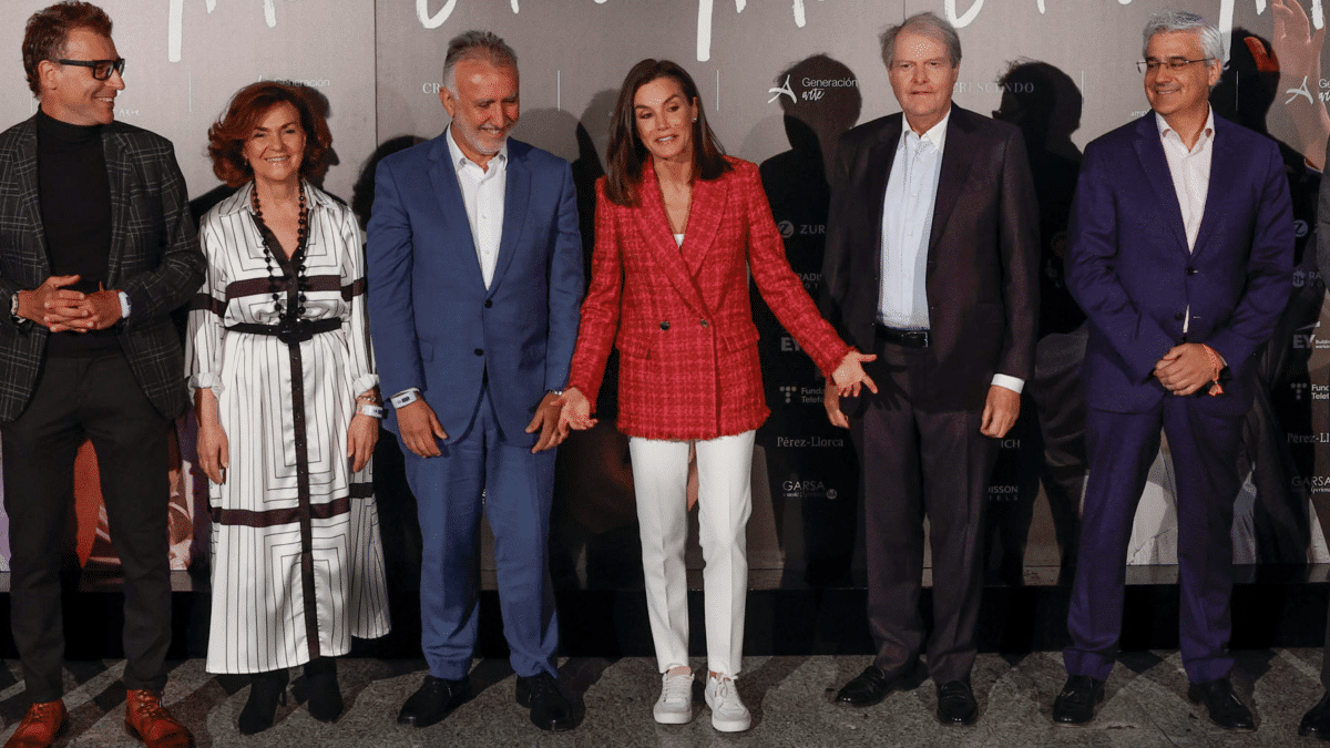 La reina Letizia posa con zapatillas en su último acto en el Teatro Real tras haber sufrido una fractura en una falange.