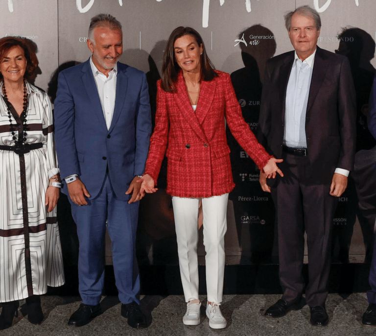 La reina Letizia acude en zapatillas al Teatro Real tras sufrir un accidente doméstico