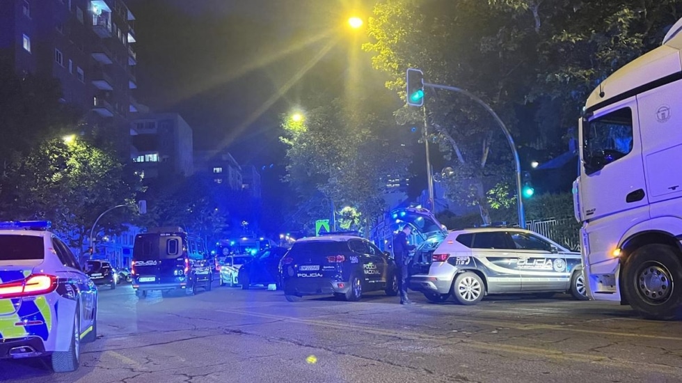 Una reyerta frente al Santiago Bernabéu deja once heridos, uno grave