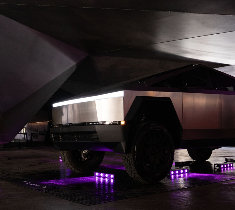 Llega a España el Cybertruck de Tesla: el 'tanque' apto para conducirse "en cualquier planeta"