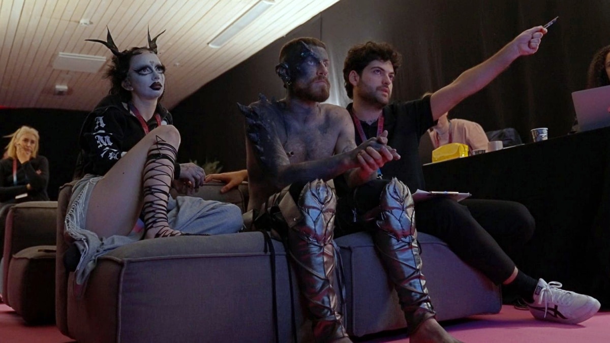Sergio Jaén, director creativo de Irlanda en Eurovisión 2024, junto a Bambie Thug y su bailarín