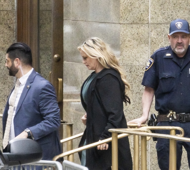 La abogada de Trump a la porno 'star': "¿Dice en serio que casi se desmayó al ver a un hombre en calzoncillos?"