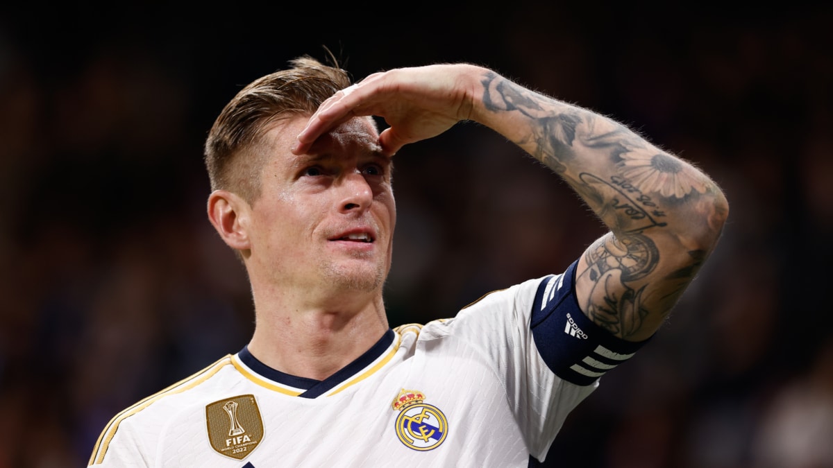 Toni Kroos, del Real Madrid, mira a la grada durante un partido