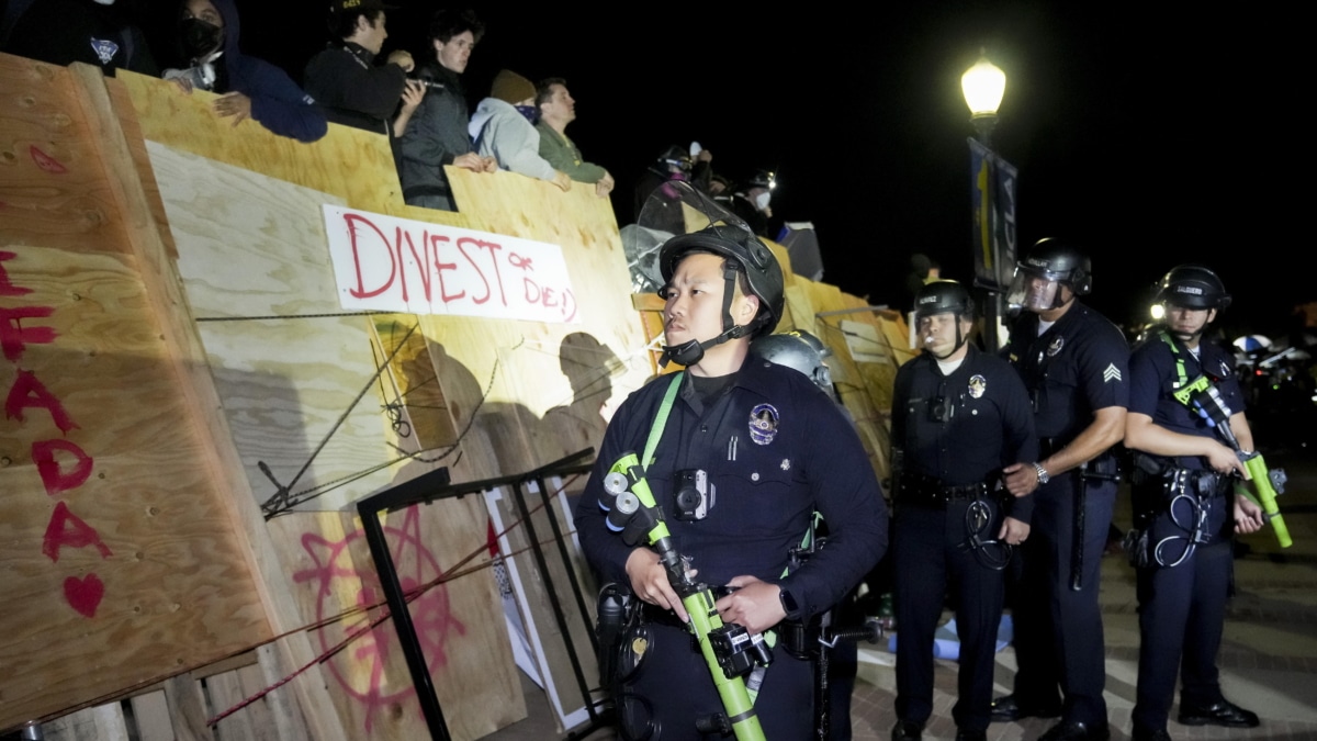 Agentes de policía se enfrentan a manifestantes reunidos en el actual campamento de manifestantes pro palestinos