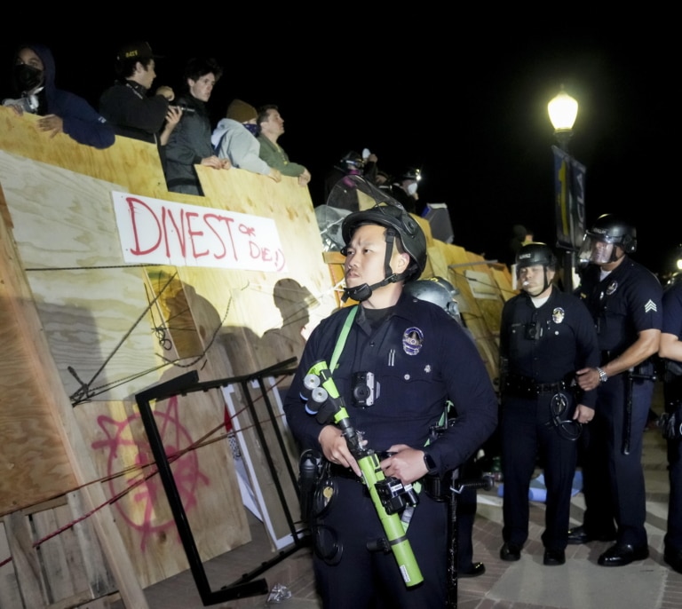 Decenas de detenidos en la Universidad de California tras irrumpir la policía en el campamento propalestino