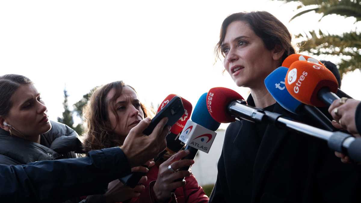 La presidenta de la Comunidad de Madrid, Isabel Díaz Ayuso, atiende a los medios en la puerta del tanatorio de La Paz de Madrid, donde se ha velado a Victoria Prego.