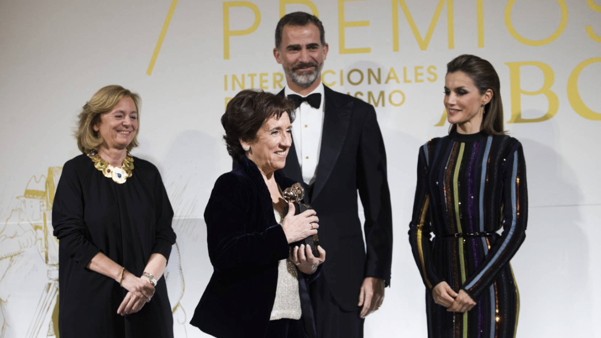 Victoria Prego recoge el premio Luca de Tena de manos de los Reyes en 2016.