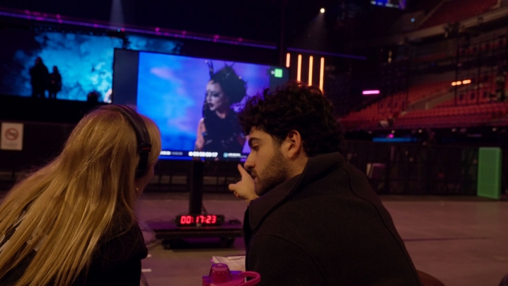 Sergio Jaén supervisando los ensayos de Irlanda en el escenario de Eurovisión 2024