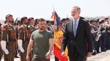 Felipe VI recibe a Zelenski en Barajas a su llegada a España