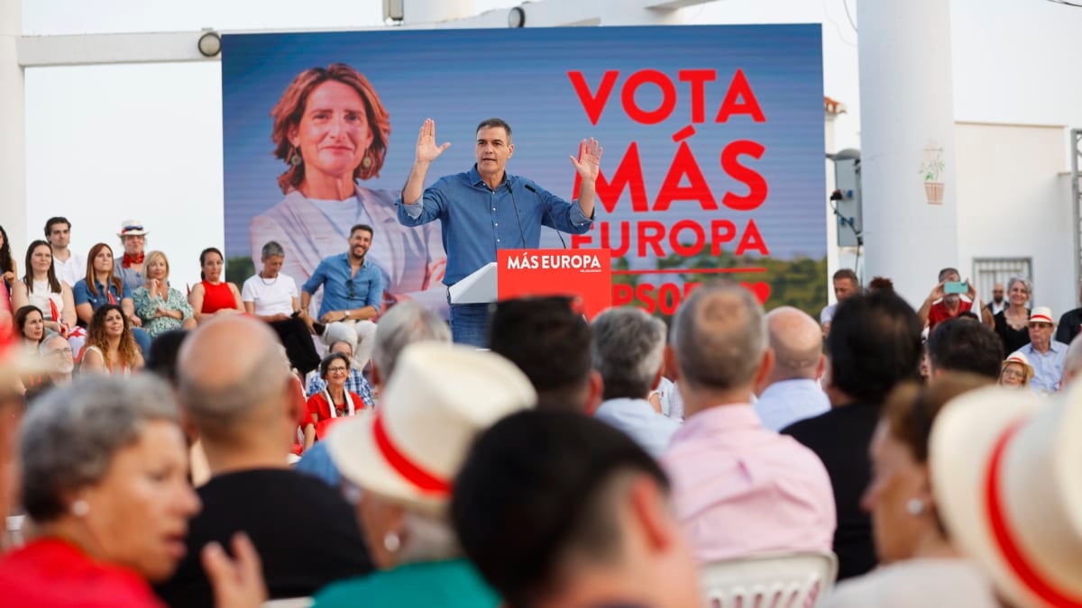 BENALMÁDENA (MÁLAGA), 05/06/2024.- El secretario general del PSOE y presidente del Gobierno, Pedro Sánchez, durante un acto electoral de los socialistas en Benalmádena (Málaga), este miércoles. EFE/ Jorge Zapata