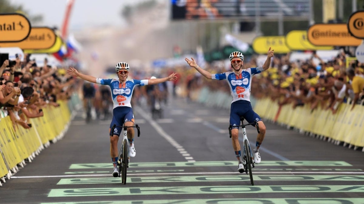 Romain Bardet (d) y Frank van den Broek cruzan la línea de meta, en Rímini, de la primera etapa del Tour de Francia.