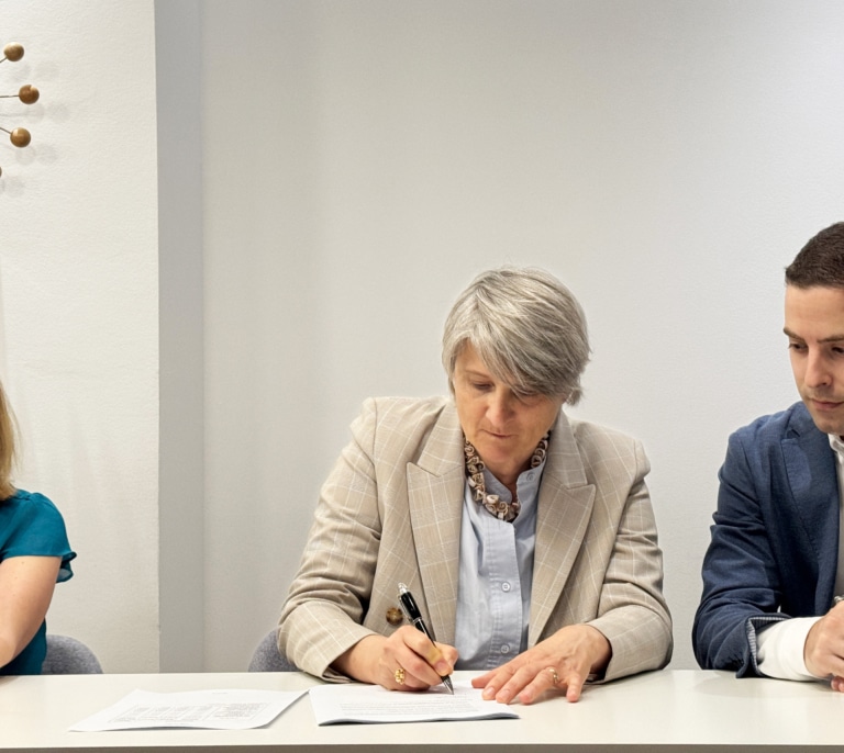 Ouigo firma un convenio colectivo para sus trabajadores