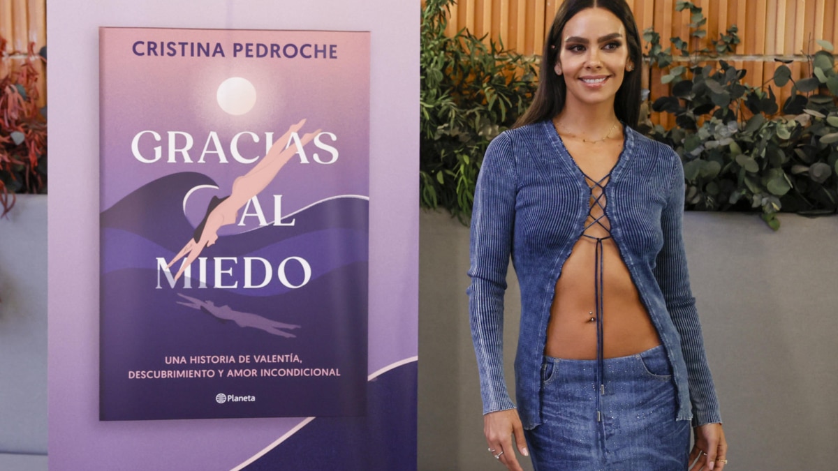 La presentadora Cristina Pedroche posa durante la presentación de su libro 'Gracias al miedo'.