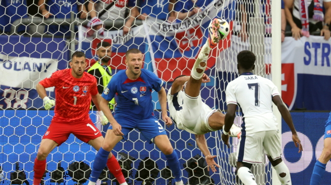Inglaterra remonta a la inglesa con una chilena de Bellingham y un cabezazo de Kane