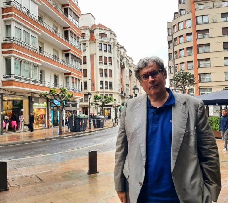 "La mayoría de los intelectuales y artistas son estómagos agradecidos que se arriman al poder para sacar tajada"