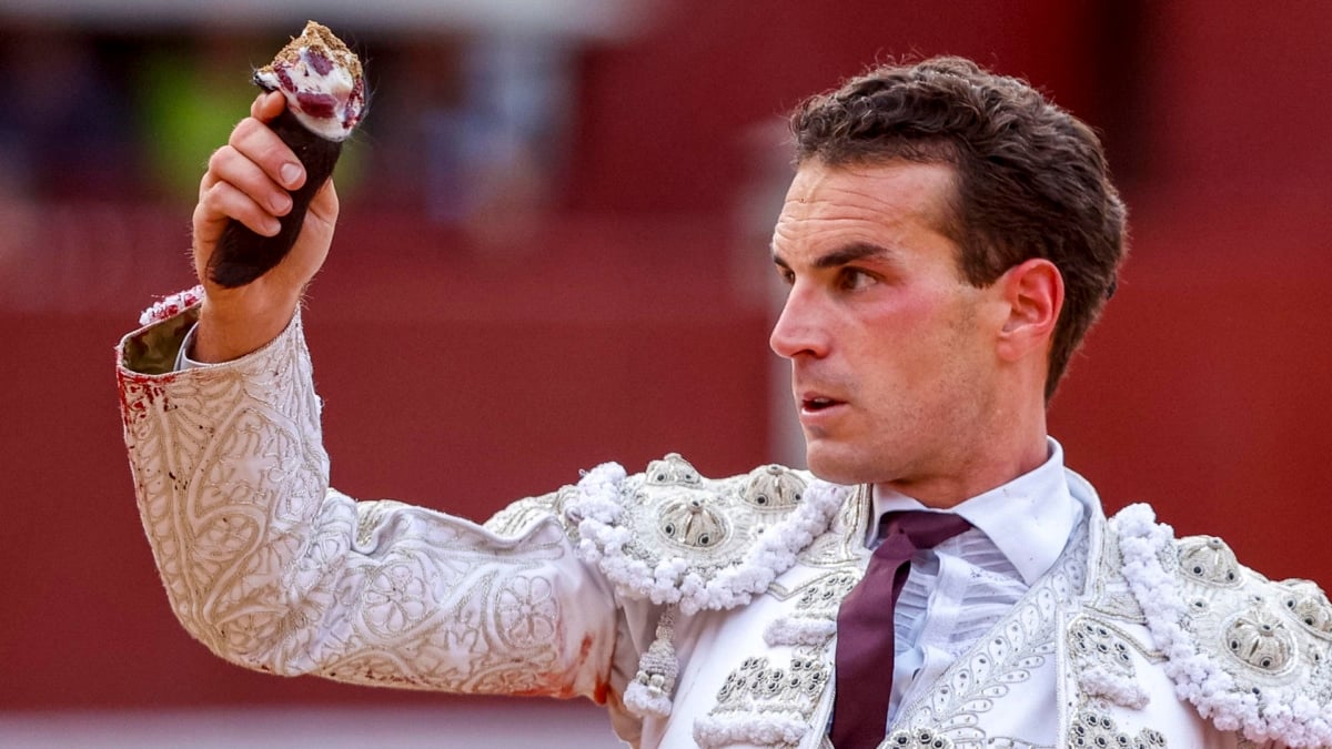 Fernando Adrián pasea una oreja en la corrida de la Beneficencia.