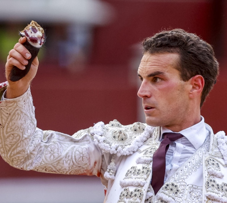 Fernando Adrián suma en la Beneficencia su tercera Puerta Grande consecutiva en Las Ventas