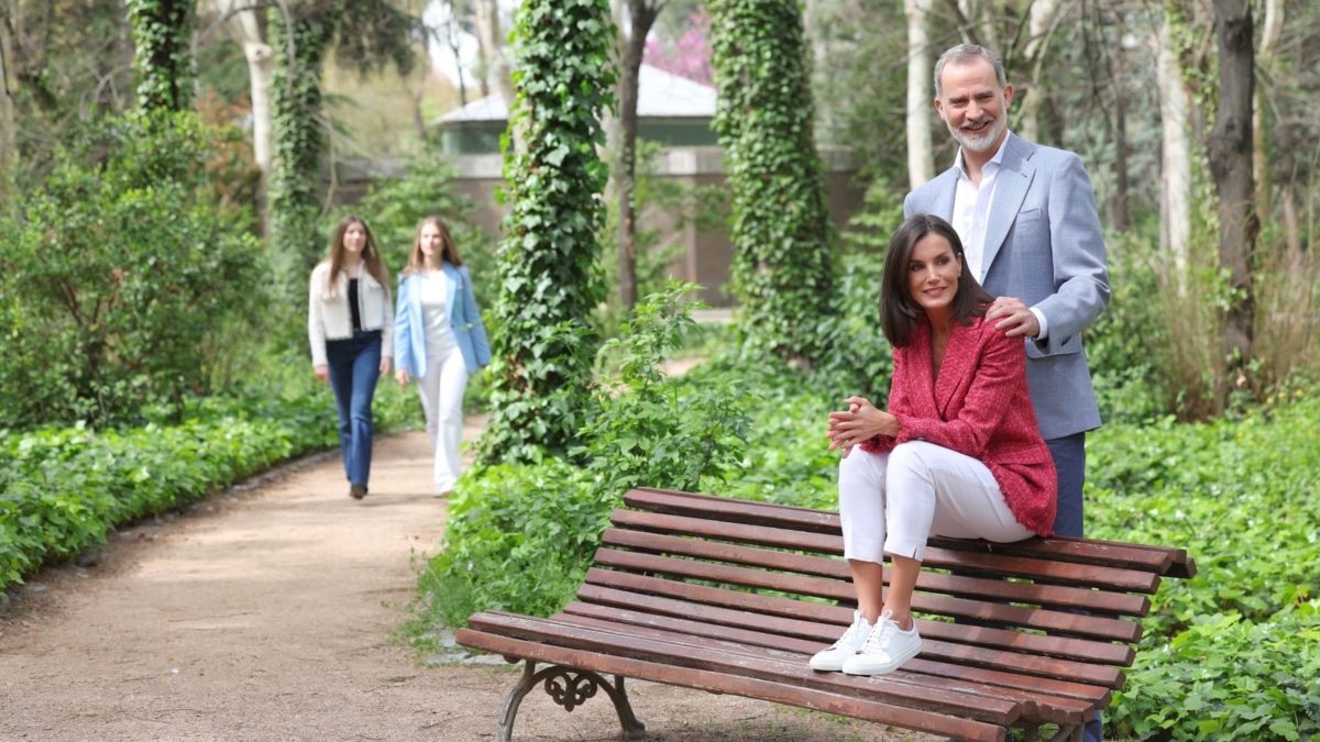 La familia real en una de las imágenes tomadas en el Campo del Moro y distribuidas el pasado mes de mayo, coincidiendo con su vigésimo aniversario de boda.