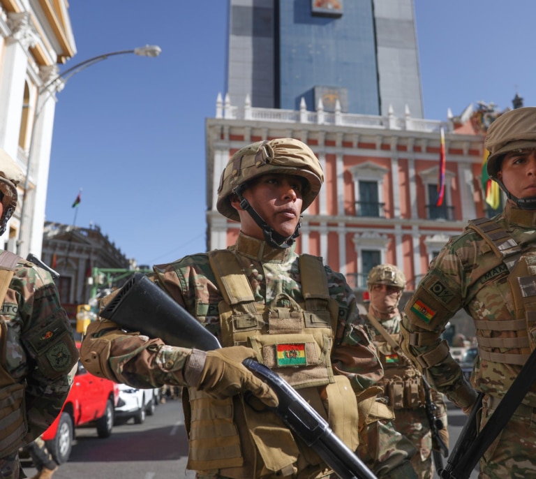 Fracasa el intento de golpe de Estado militar y detienen al general sublevado