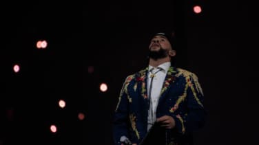 El divertido (e incómodo) momento en el que Bad Bunny se queda enganchado a una bailarina